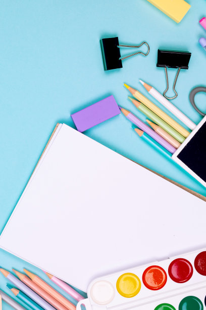 蓝色背景的学校笔记本和各种文具。图片下载