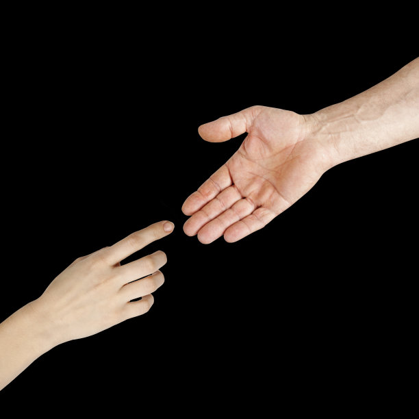 手放在黑色背景上图片下载