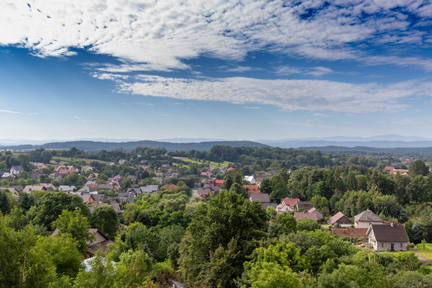 波兰村庄中的山谷，航拍照片，乡村景观图片下载