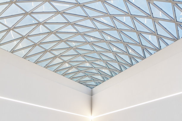 混凝土和玻璃对称轻建筑结构。图片下载