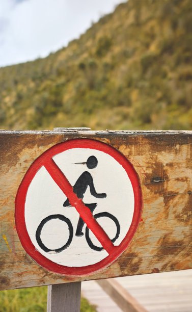 旧木禁止自行车标志的特写照片，选择性聚焦。图片下载