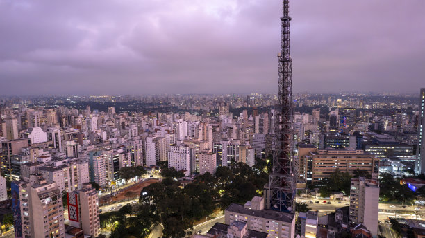 圣保罗市圣保罗大道鸟瞰图。圣保罗市主要大街。照片在晚上，与汽车灯图片下载