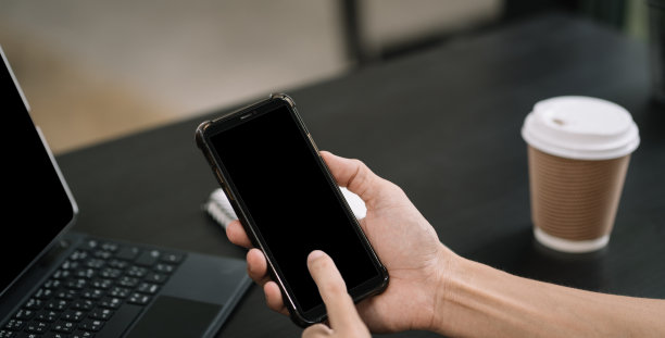 男子手持空白屏幕的智能手机，手的特写。文本空间。图片下载