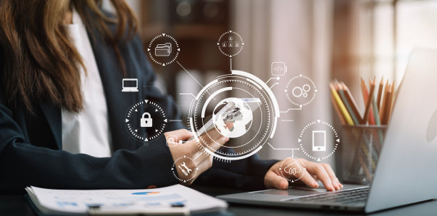 使用智能手机、平板电脑的人，虚拟屏幕上有SDK图标。SDK软件开发工具箱中的办公概念编程语言技术。图片下载