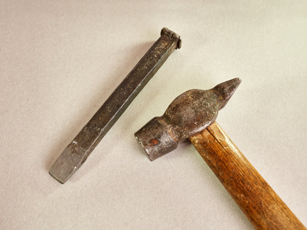 手工锁匠工具锤子和凿子。图片下载