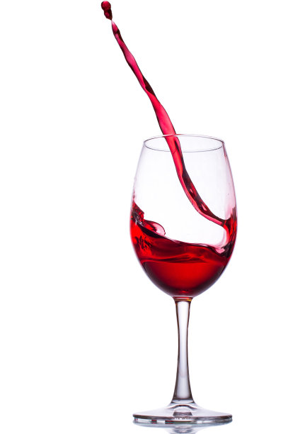 酒杯里的一点酒。一点红酒。白底红酒酒杯。图片下载