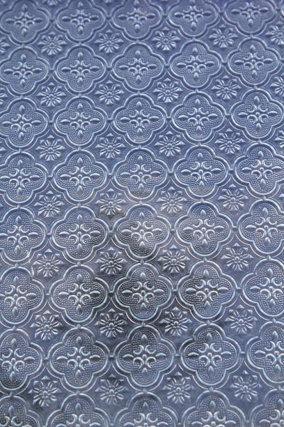 花卉图案老房子的窗玻璃上有古代工匠的精美艺术图案，工艺精湛，设计精美。图片下载