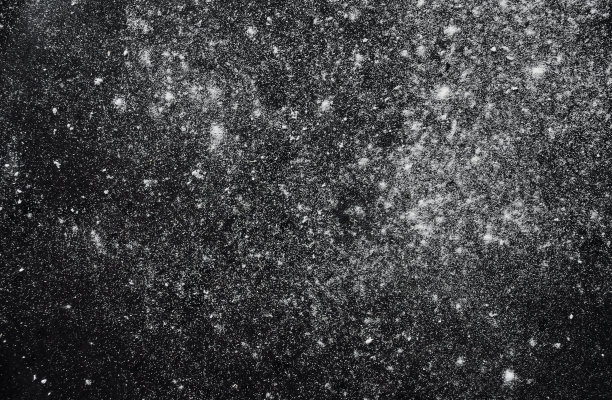 面粉撒在黑色的地板上图片下载