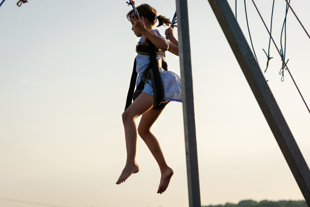 女孩正在蹦极蹦床上跳图片下载
