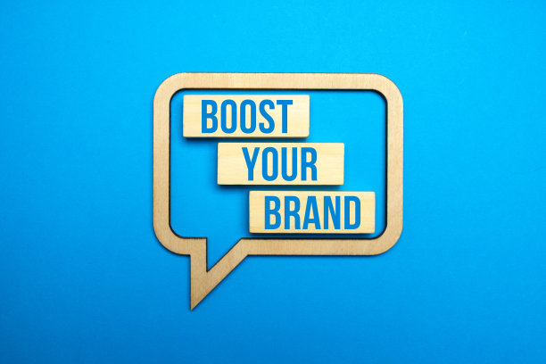 在蓝纸背景上提升你的品牌。木制的演讲泡沫与提升您的品牌文字。图片下载