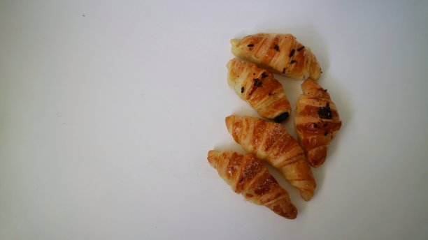 新鲜迷你牛角面包孤立在白色背景。图片下载