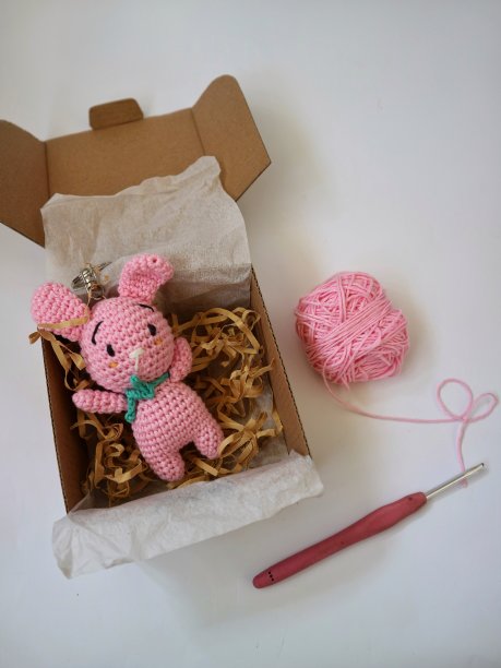 在纸盒包装的钩针兔子。针织玩具，手工制作，针线活，小兔子。图片下载