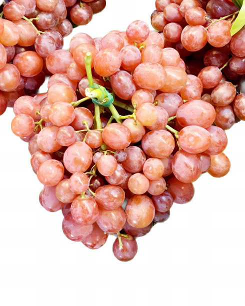 一幅白色背景上的一串葡萄的照片，篮子里的葡萄在白色的表面上排成心形。图片下载