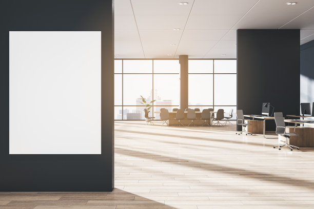 现代宽敞的会议室内部，墙上有空的模拟横幅，家具，木地板和城市景观的窗户。3 d渲染。图片下载