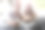 幸福的情侣坐在咖啡馆里用笔记本电脑上网图片下载