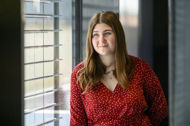 一个站在窗前的年轻女子的画像图片下载