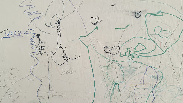 墙上的画是一个4岁的小女孩做的图片下载