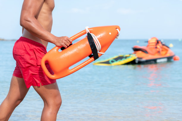 值班的救生员拿着花车图片下载