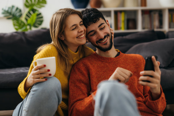 年轻夫妇在家图片下载