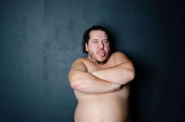 节食的滑稽胖子。健康的生活方式和运动。图片下载