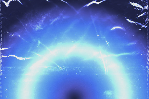 大背景，旧撕裂和塑料或袋子纹理，蓝色、紫色、浅蓝色和白色色调径向渐变，形成半圆。图片下载