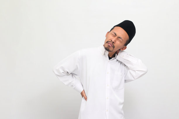 年轻的印尼男子按摩他的脖子或肩膀，孤立在一个白色的背景图片下载