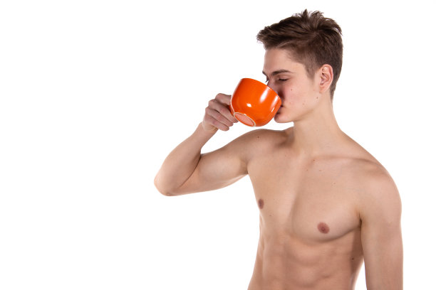 年轻帅气的小伙子在摄影棚里摆姿势。图片下载