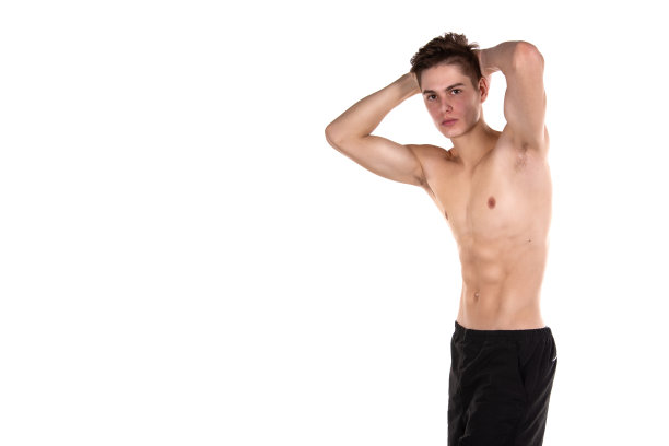 年轻帅气的小伙子在摄影棚里摆姿势。图片下载