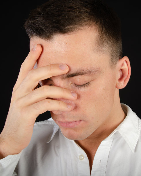 有健康问题的年轻帅哥图片下载