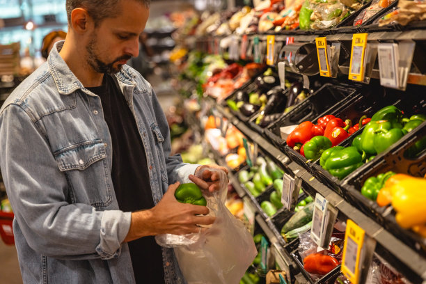 年轻人在超市买菜-库存照片图片下载