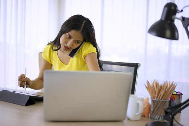 年轻女子正在家里工作。图片下载