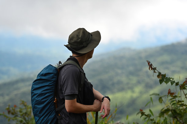 亚洲徒步男人看风景美丽的热带雨林山地景观，冒险和徒步旅行的概念。图片下载