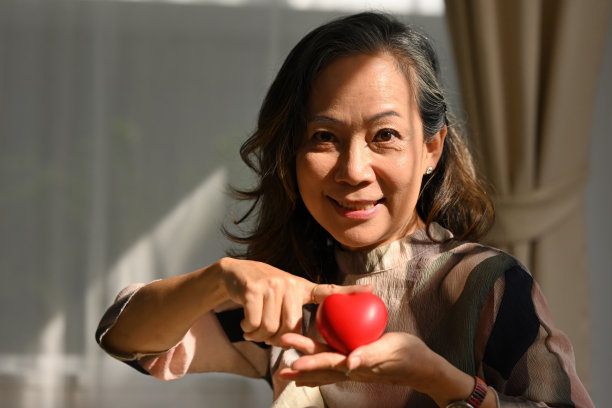 幸福老年妇女抱心模式，老年人健康保险和保费保险，老年人人寿保险的概念。图片下载