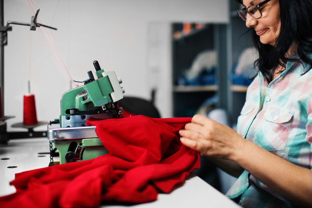 职业女裁缝正在做一个新项目。图片下载