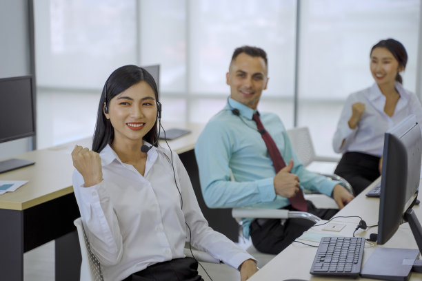 员工在呼叫中心工作。图片下载