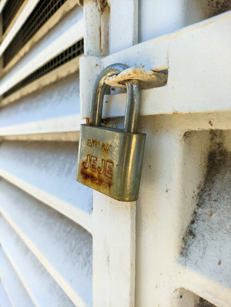 门上挂着一把生锈的挂锁图片下载