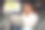 一位女商人在出租车上拿着笔记本电脑坐在汽车后座上工作图片下载