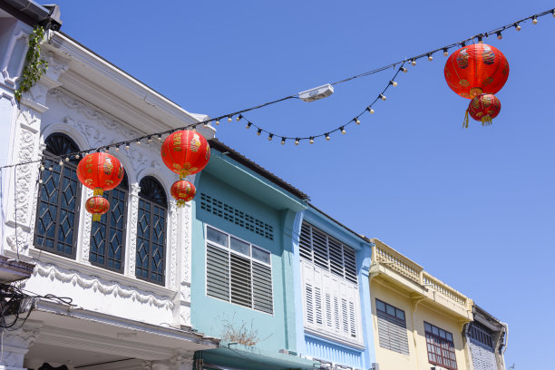 泰国普吉岛老城，传统的中国红灯笼横跨主要购物街，庆祝中国农历新年图片下载