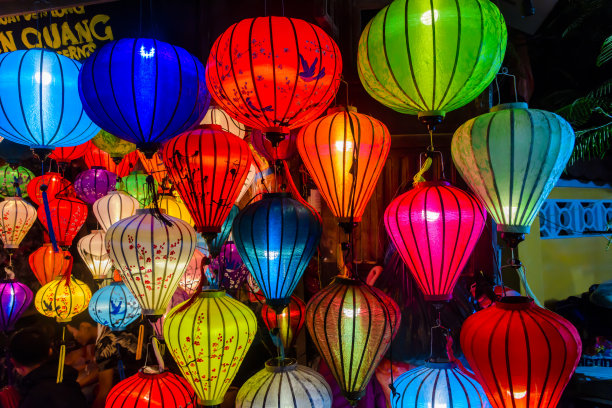 在越南会安，外面挂着五颜六色的布灯图片下载
