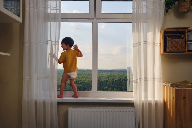 孩子独自站在窗边，陷入沉思，冒着生命危险。图片下载