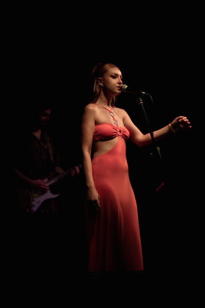 一个年轻的金发歌手情绪化的舞台肖像图片下载