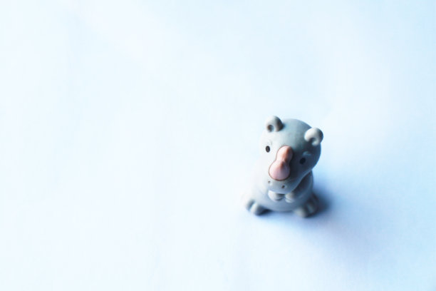 犀牛形状的橡胶娃娃玩具在白色背景图片下载