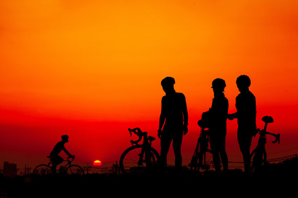 山地车的剪影享受日落在海上的背景图片下载