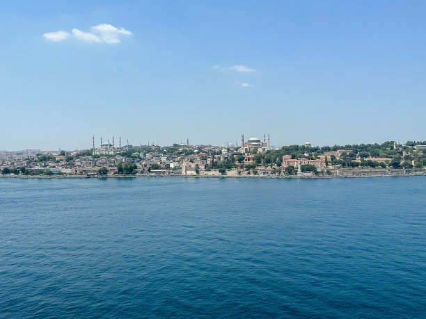 伊斯坦布尔的天际线在下午从一艘船在海上看到图片下载