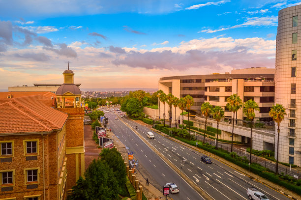 日落时分，南非豪登省约翰内斯堡桑顿的公司和金融办公室图片下载