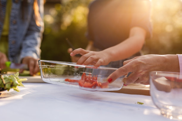 在玻璃碗中加入切碎的红甜椒图片下载