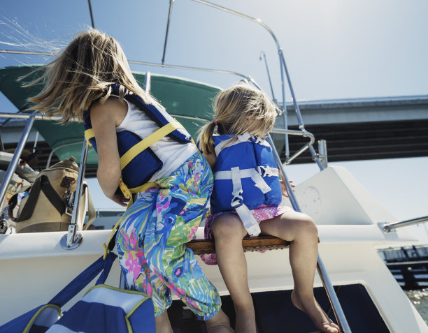 快乐的年轻孩子们在船上、帆船或游艇上度过一天图片下载