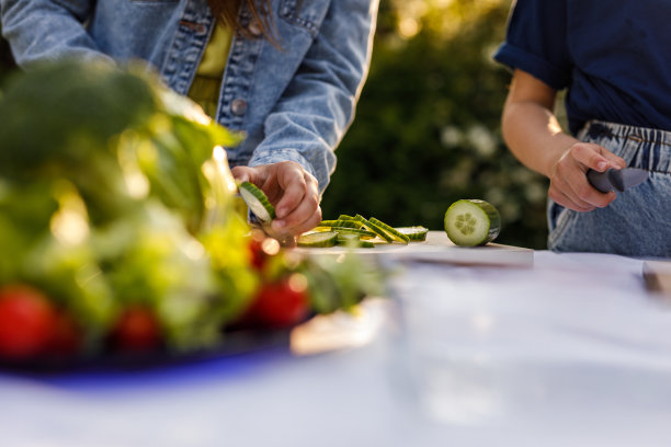 两个小女孩在切蔬菜做沙拉图片下载