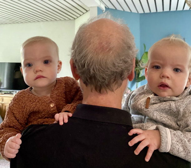爷爷抱着异卵双胞胎宝宝图片下载