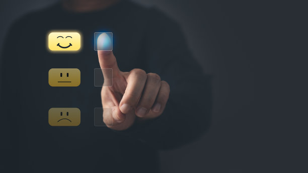 一个商人触摸虚拟屏幕上的快乐笑脸图标，表示对服务满意。评价非常深刻。客户服务和满意的理念图片下载